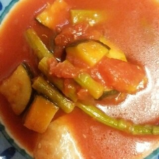 アスパラガスとズッキーニ入りのトマトスープ